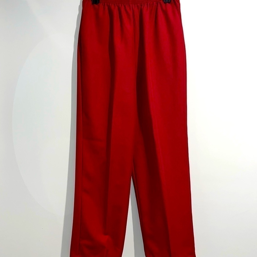 Alfred Dunner red pants. Size 10. Side pockets. Elastic waist.